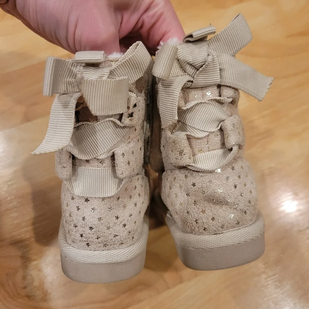 Joe Fresh Baby Faux Fur Star Velcro Winter boots Size 4